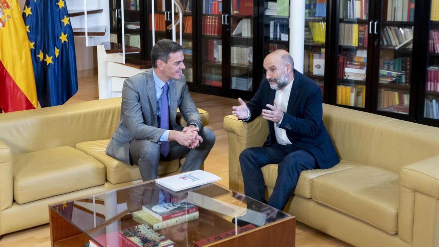 Pedro Sánchez y Néstor Rego conversan en su reunión de este pasado jueves.