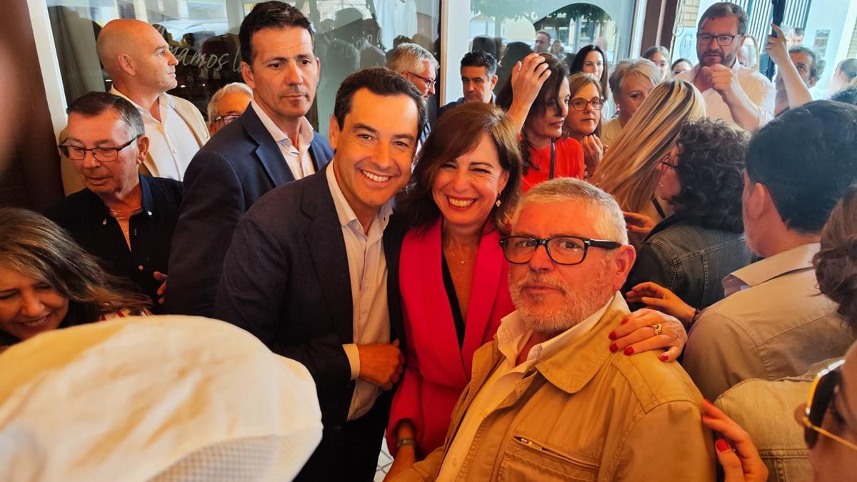 Juanma Moreno, junto con la candidata del PP a la Alcaldía de Palma del Río, Matilde Esteo.