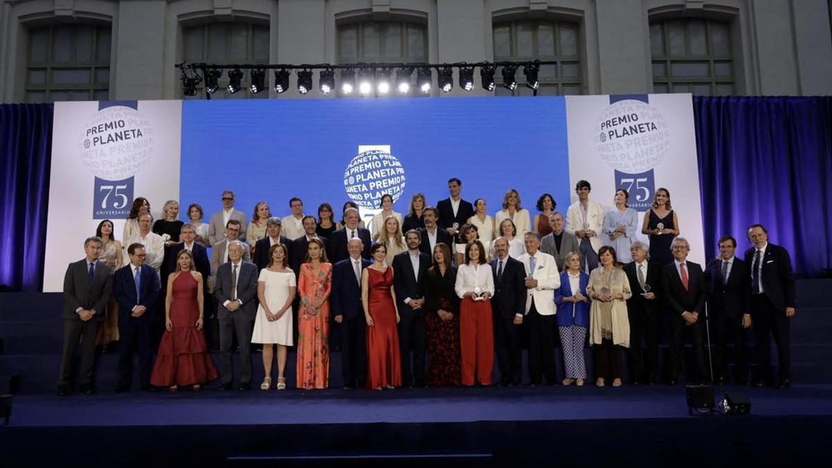 Ganadores y finalistas del "Planeta" posan en el escenario de Cibeles.