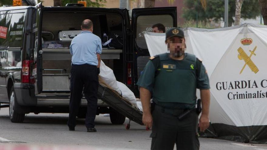 Momento del traslado del cadáver del hombre asesinado a tiros en El Campello.