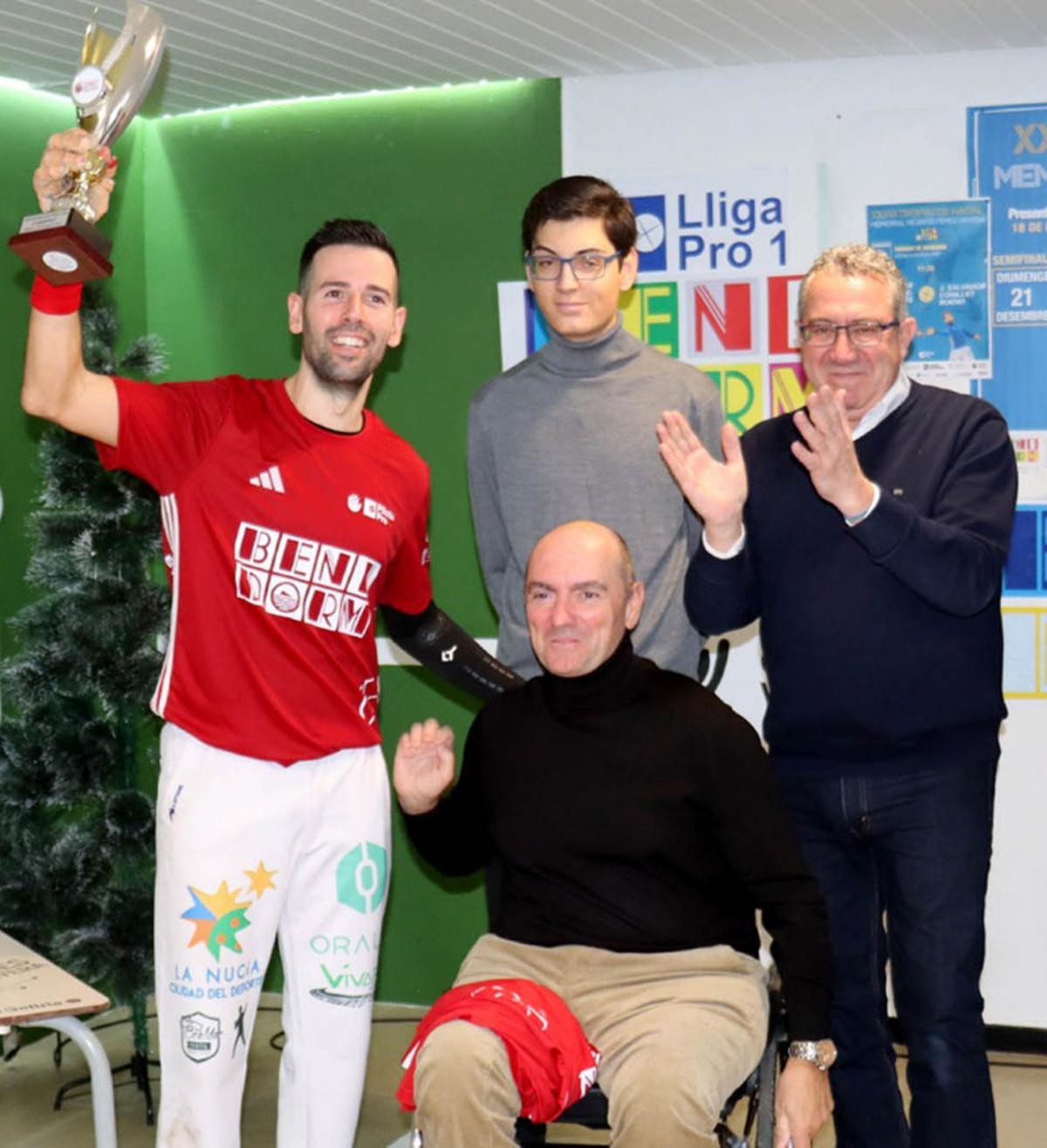 Pere Roc II, originari de Benidorm, amb els descendents de Vicent Pérez Devesa i Toni Pérez, alcalde de la localitat i president de la Diputació d'Alacant.