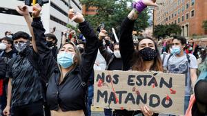 Estudiantes se suman a los manifestantes que marchan por las calles de Bogotá.