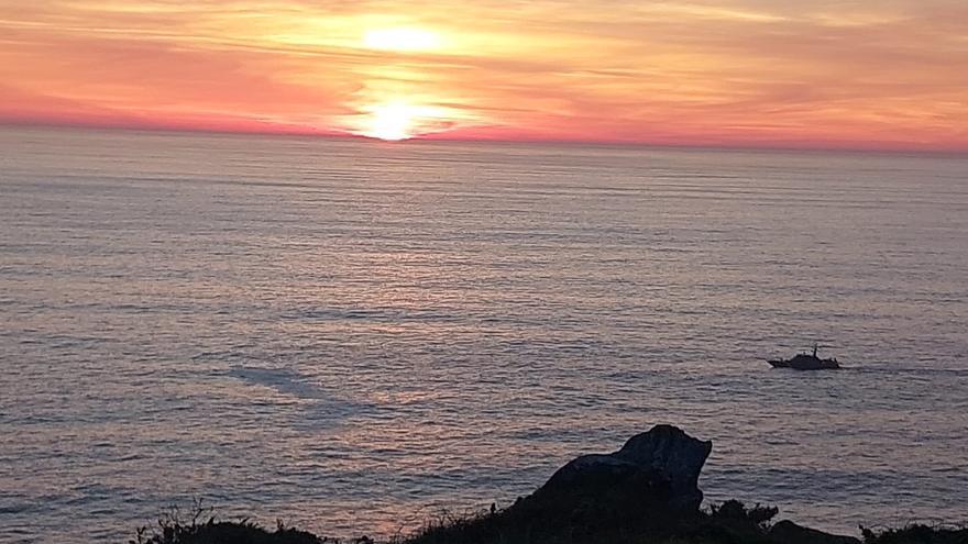 Buscan a una persona que cayó al mar desde una lancha en Cangas