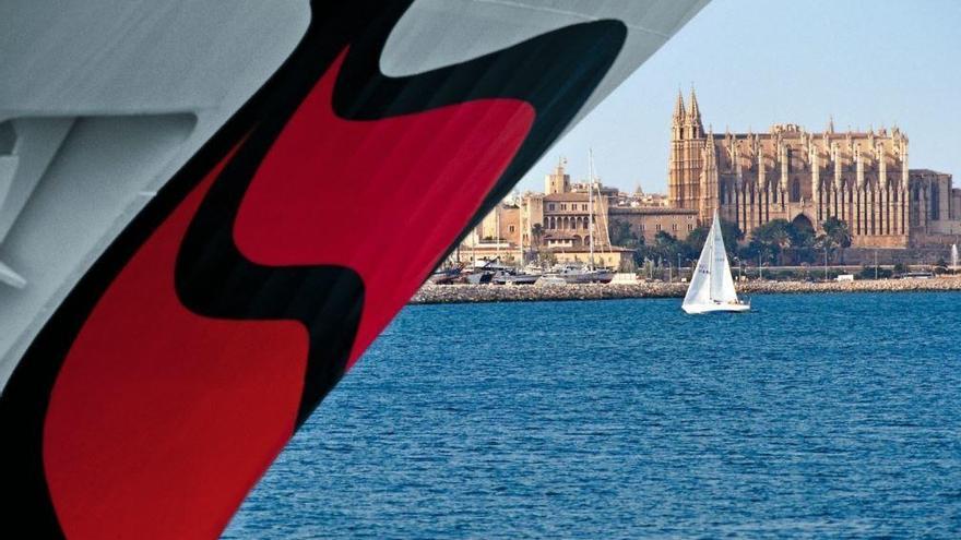 Ein Aida-Schiff im Hafen von Palma de Mallorca.