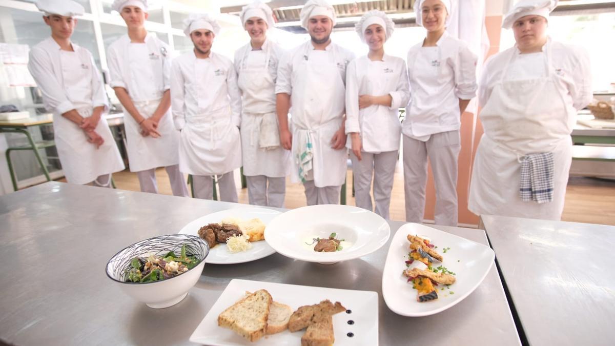 Los estudiantes de Cocina y Restauración del CIPFP Valle de Elda con el menú de los Coloma.