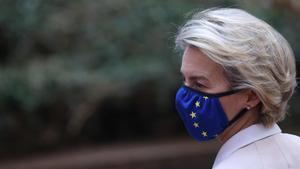 European Commission President Ursula von der Leyen leaves a round table meeting during an EU summit at the European Council building in Brussels  on December 11  2020  - EU leaders agreed after a long night of wrangling to set a more ambitious target of cutting greenhouse gas emissions by 55 percent by 2030  (Photo by Kenzo Tribouillard   POOL   AFP)