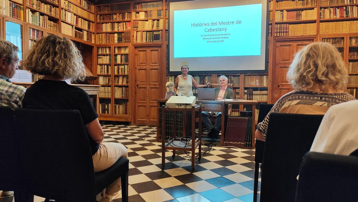 La directora del Museu del Castell de Peralada, Maribel Gonzàlez, i l'historiador de l'art, Artur Ramon, a l'inici de la conferència.