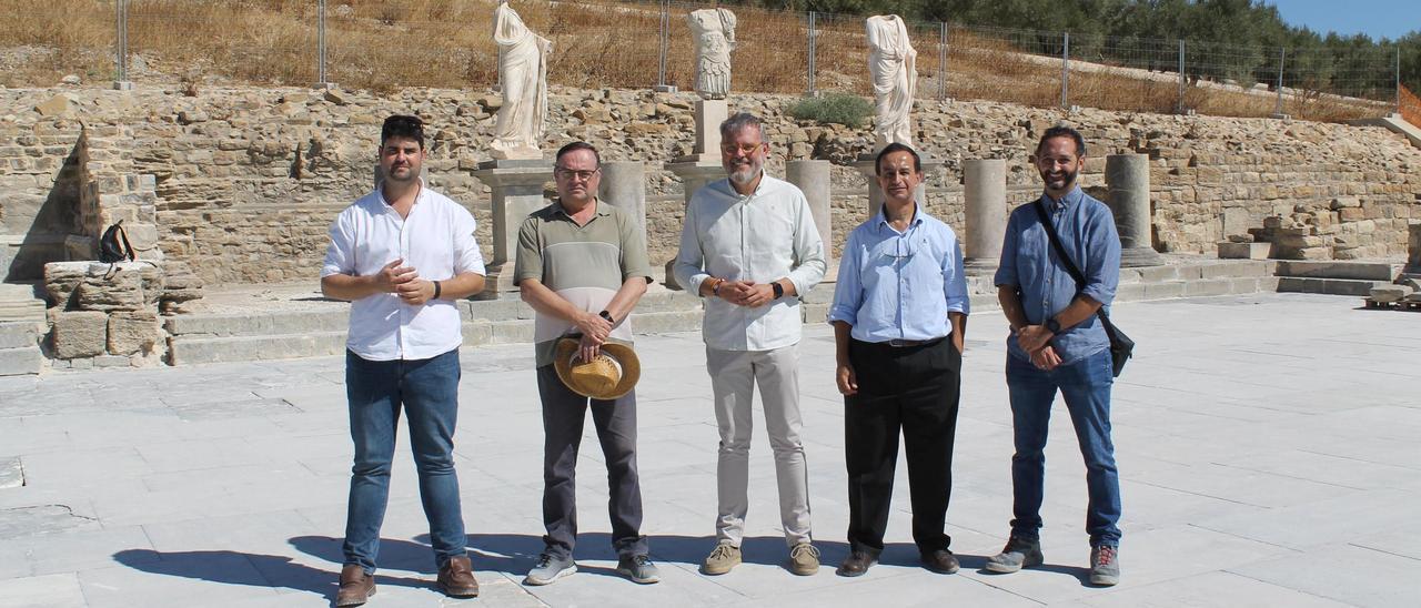 Los responsables de la intervención, junto al arqueólogo municipal y el concejal de Cultura.