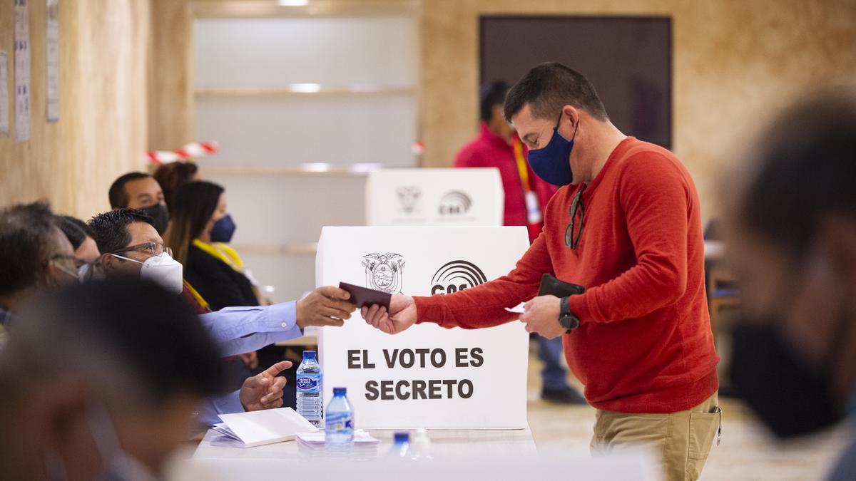 Los ecuatorianos residentes en la Región votan en la segunda vuelta de las elecciones de su país
