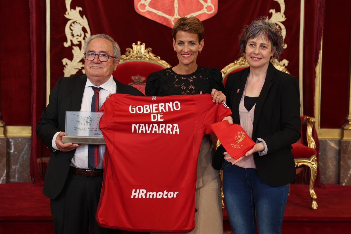 La afición de Osasuna continúa la fiesta de la Copa con un homenaje a los subcampeones