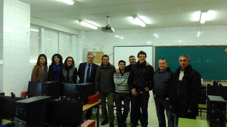 Estrena del Aula Tecnológica en el colegio O Telleiro. // Fdv