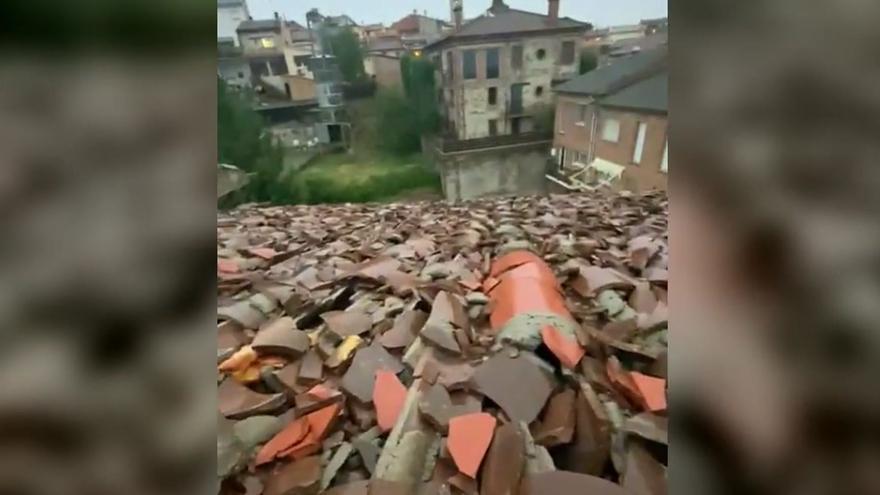 El granizo destroza tejados en Sant Pere de Torelló