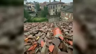 El granizo destroza tejados en Sant Pere de Torelló