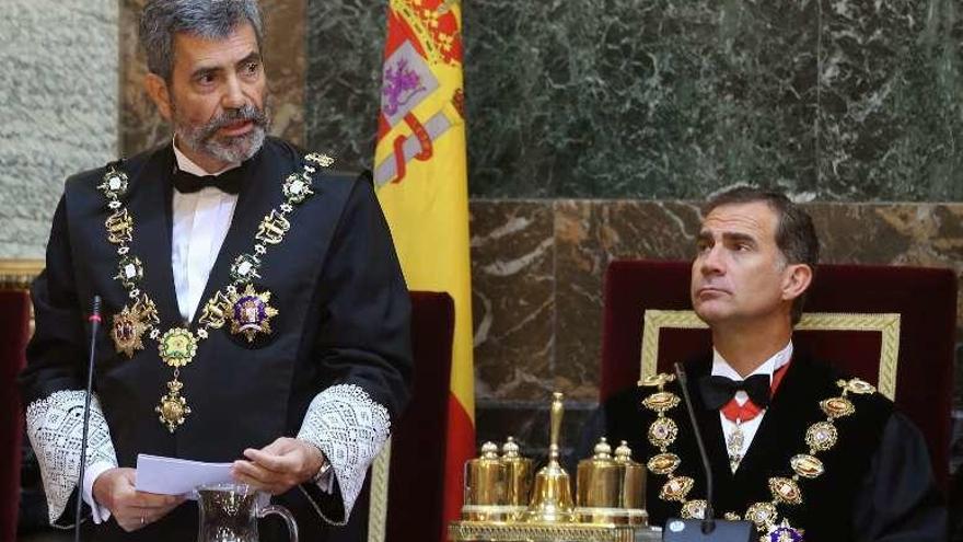 Felipe VI escucha a Lesmes en la apertura del año judicial. // Efe