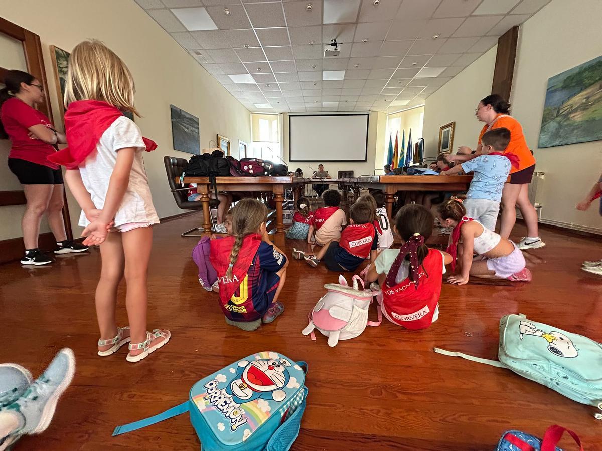 EN IMÁGENES: Los jóvenes participantes de la Escuela de Vacaciones de Corvera visitan el Ayuntamiento