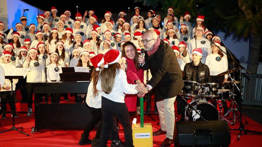 Manos inocentes para iluminar las fiestas