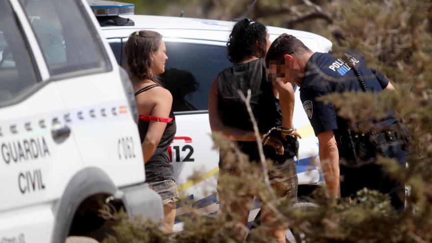 Prou condena el enfrentamiento en Sant Josep entre policías y asistentes a una fiesta ilegal