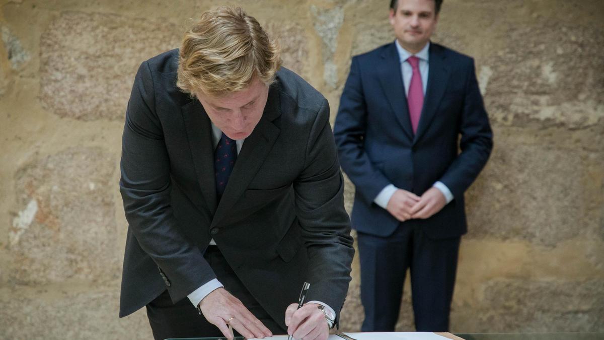 El alcalde de Badajoz firma el convenio. Detrás, Abel Bautista.