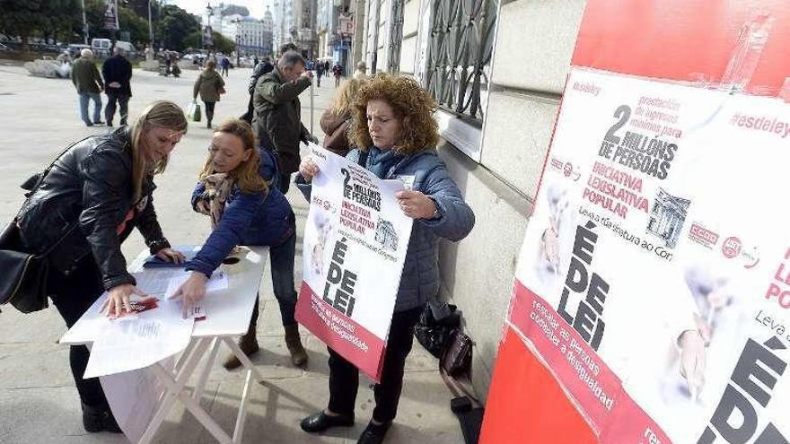Recogida de firmas en A Coruña para reclamar una renta social básica