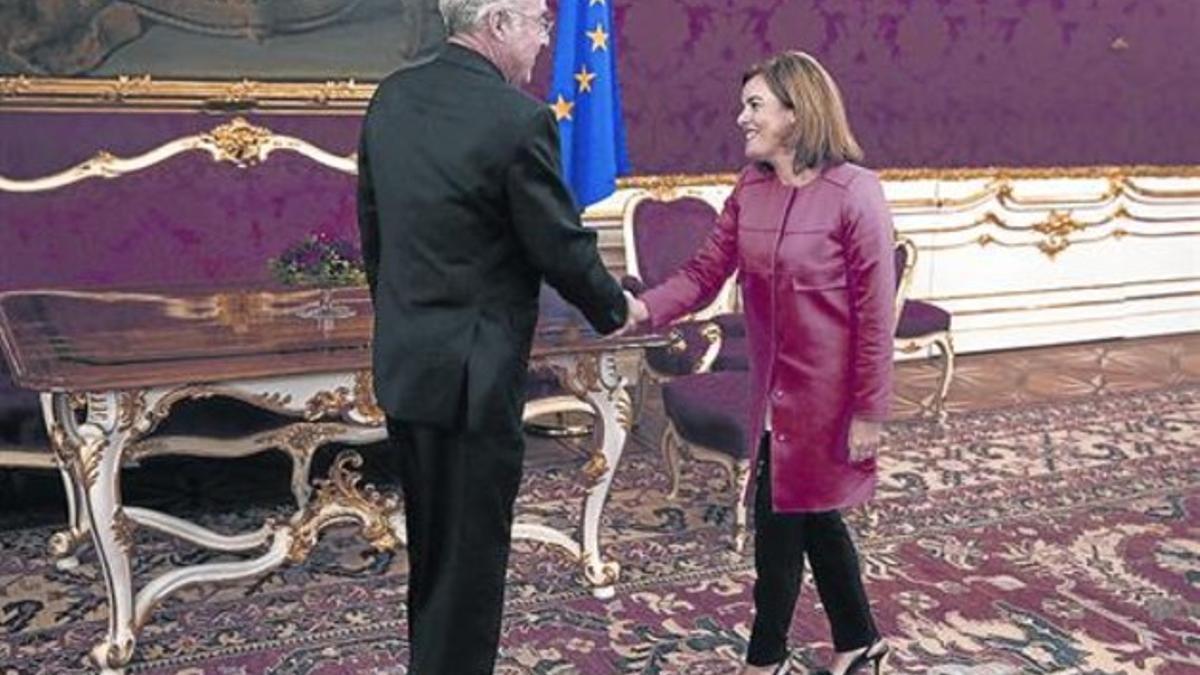 La vicepresidenta española, Soraya Sáenz de Santamaría), saluda al presidente austríaco, Heinz Fischer, ayer.