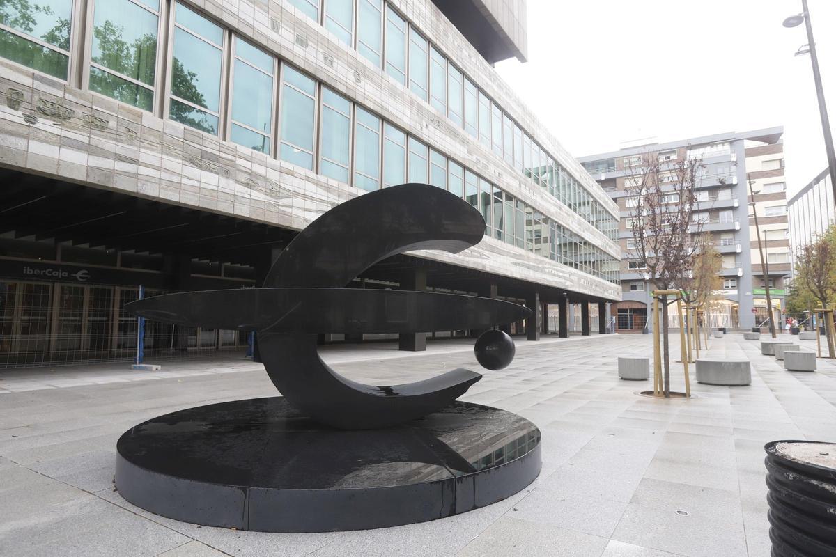 Plaza central de la sede de Ibercaja, en Zaragoza.