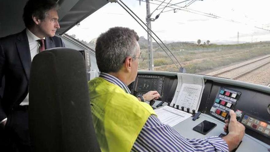 El ministro de Fomento, ayer, en el tren de pruebas.