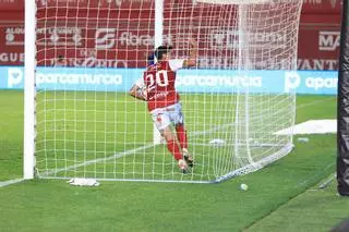 El Real Murcia se conforma con las migajas