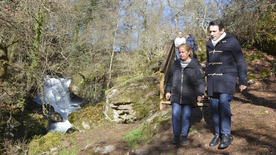 Ana María Díaz, durante la visita al nuevo mirador del pozo do Inferno, en Crecente. / FdV