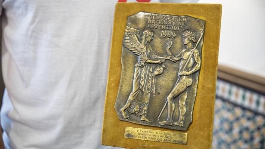 La placa de tercers classificats en el campionat d’Espanya infantil del 1968, també present a la mostra. 