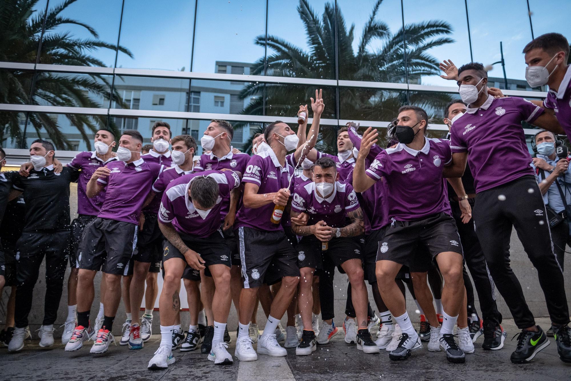 Los jugadores del Mallorca celebran que el ascenso a Primera