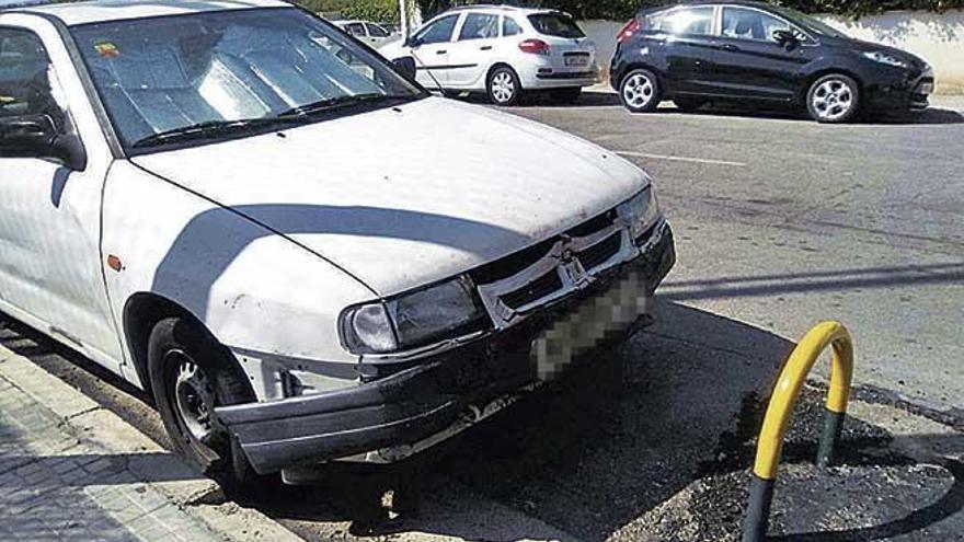 Ein neben den Mülltonnen geparktes Auto wurde in Mitleidenschaft gezogen.