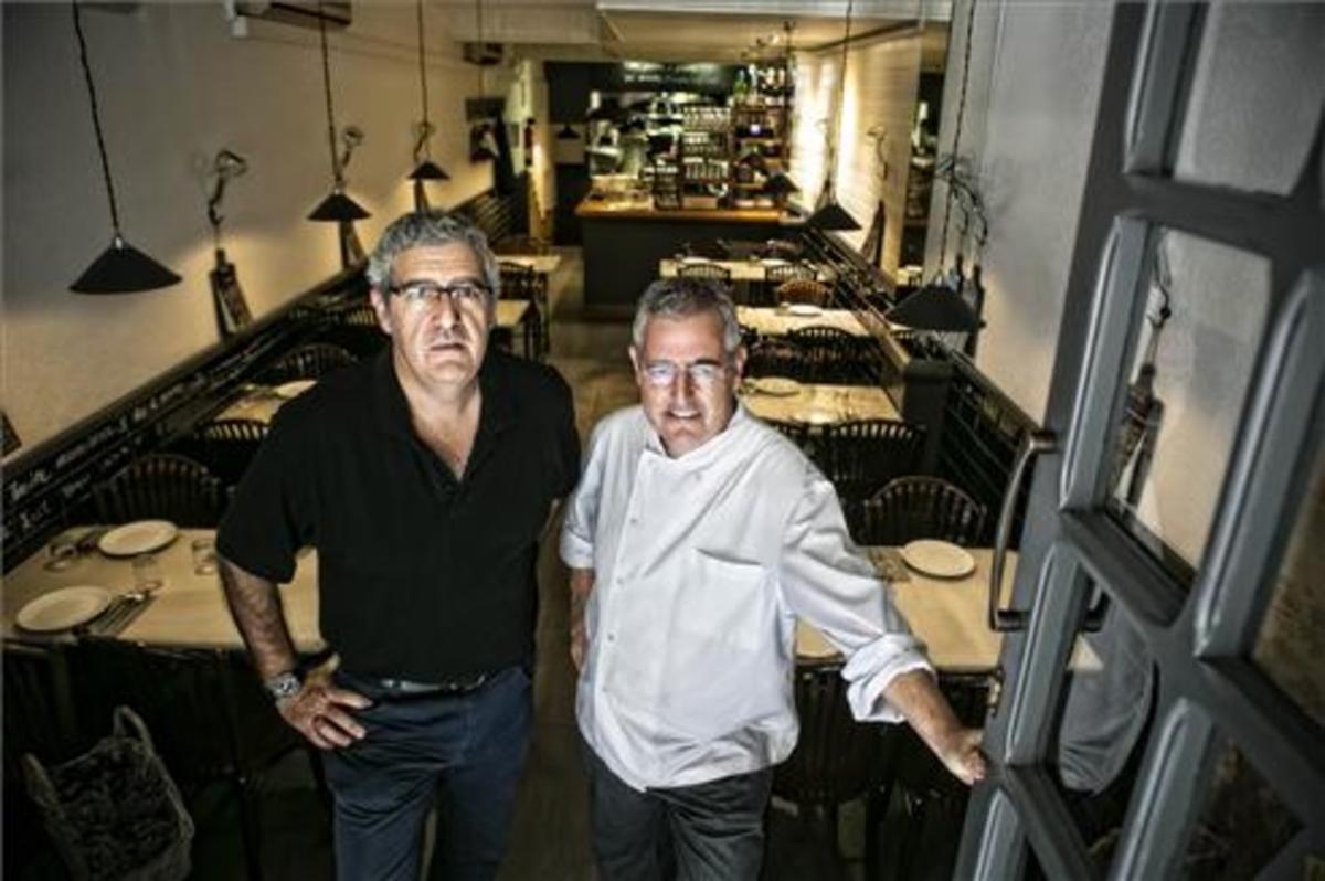 Antoni y Joan Boneta, a la entrada del restaurante. Foto: Joan Cortadellas