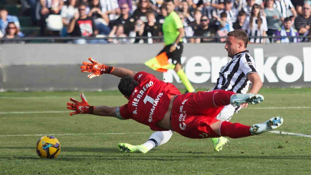 Flakus anota el segundo gol en el triunfo del Castellón ante el Málaga.