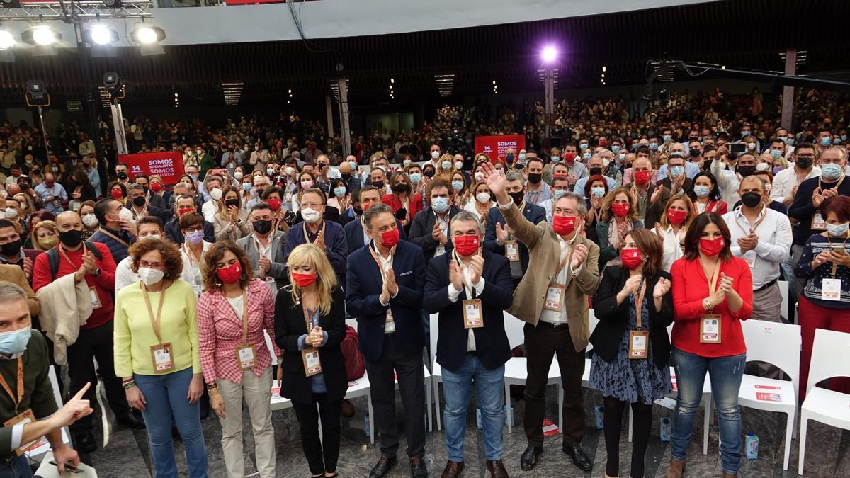 El secretario general del PSOE-A, Juan Espadas, saluda en la inauguración del 14 Congreso del PSOE-A.