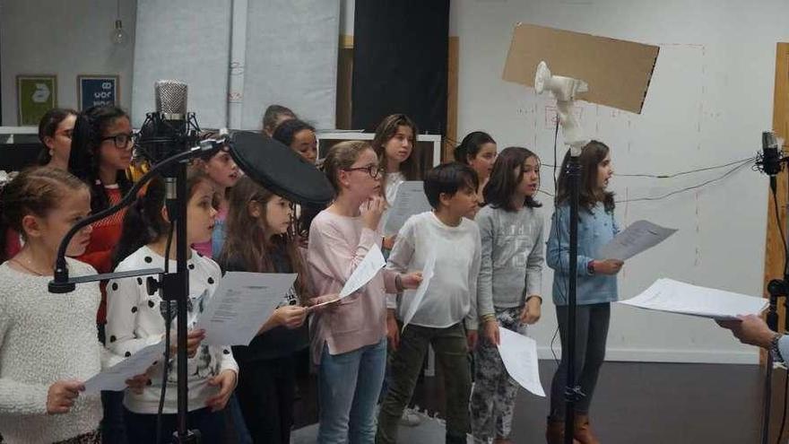 Los niños participantes en el musical, durante uno de los ensayos.  // Aboal