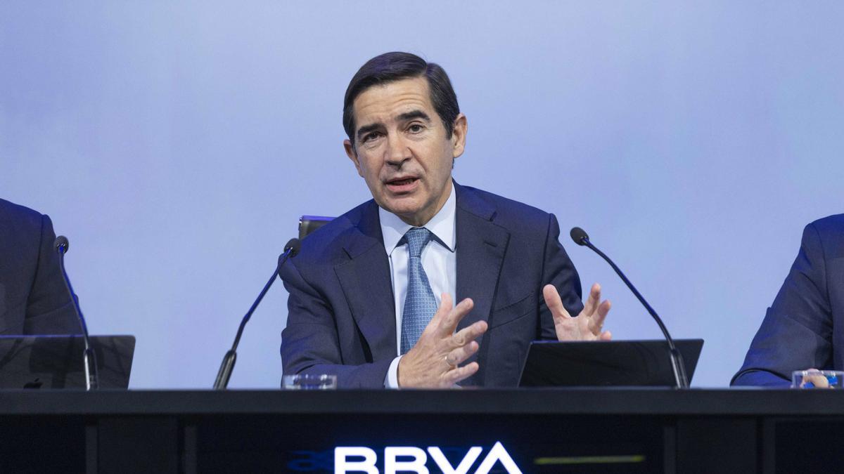 El presidente del BBVA, Carlos Torres, durante una rueda de prensa, en la Comisión Nacional del Mercado de Valores (CNMV), a 9 de mayo de 2024, en Madrid (España).