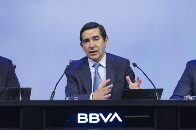 El presidente del BBVA, Carlos Torres, durante una rueda de prensa, en la Comisión Nacional del Mercado de Valores (CNMV), a 9 de mayo de 2024, en Madrid (España).
