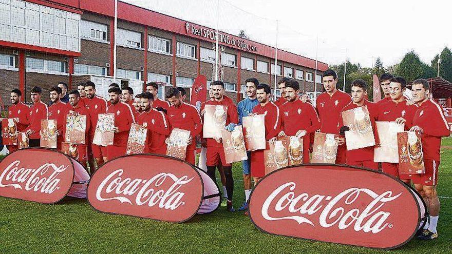 La plantilla posa con el calendario de Paco Herrera