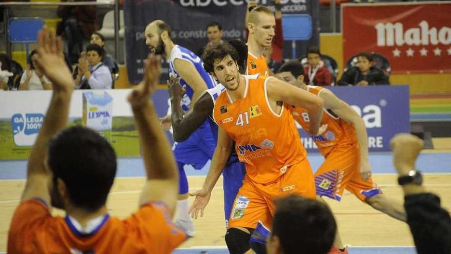 Sergio Olmos corre tras anotar una canasta, en Riazor.