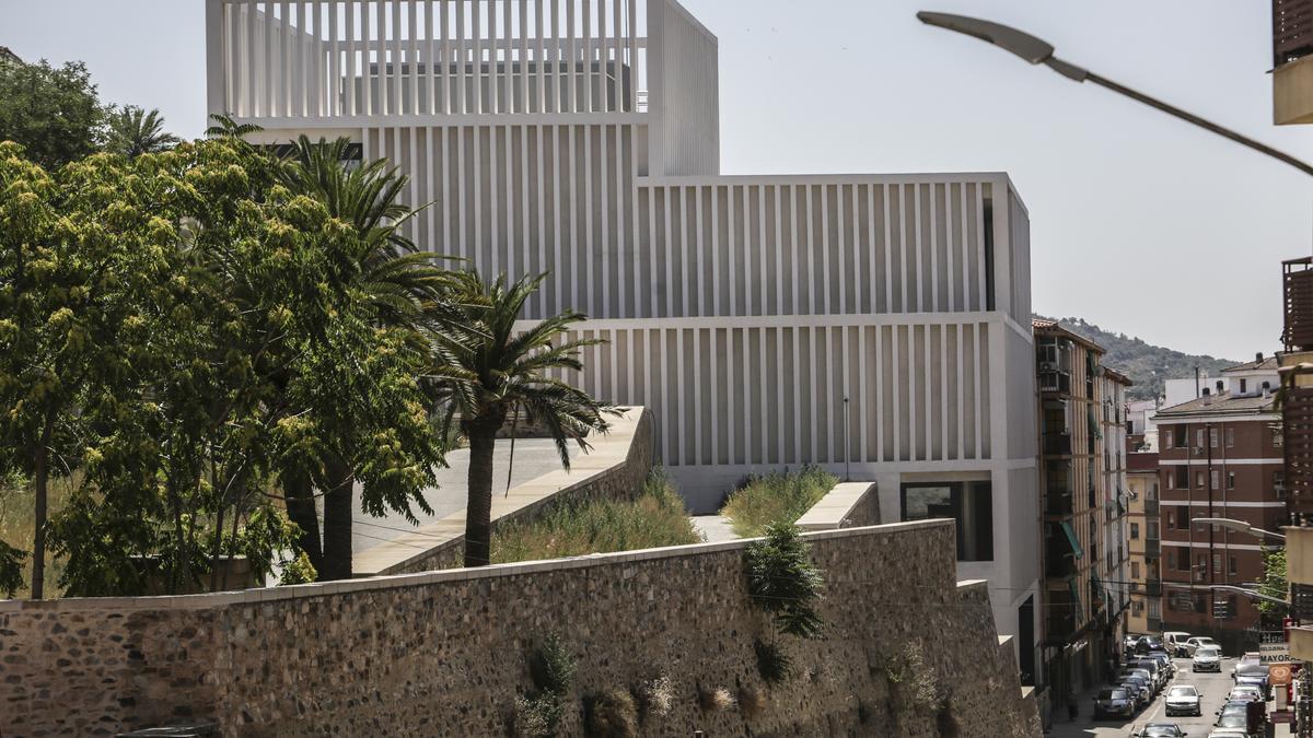 MUSEO HELGA DE ALVEAR.  La ampliación de este centro ha sido la gran obra de los últimos tiempos en la capital cacereña. Da cabida a una de las mayores  colecciones de arte contemporáneo del mundo. El Consorcio Cáceres Ciudad Histórica instalará una señalización especial que guiará al viandante hacia el complejo.