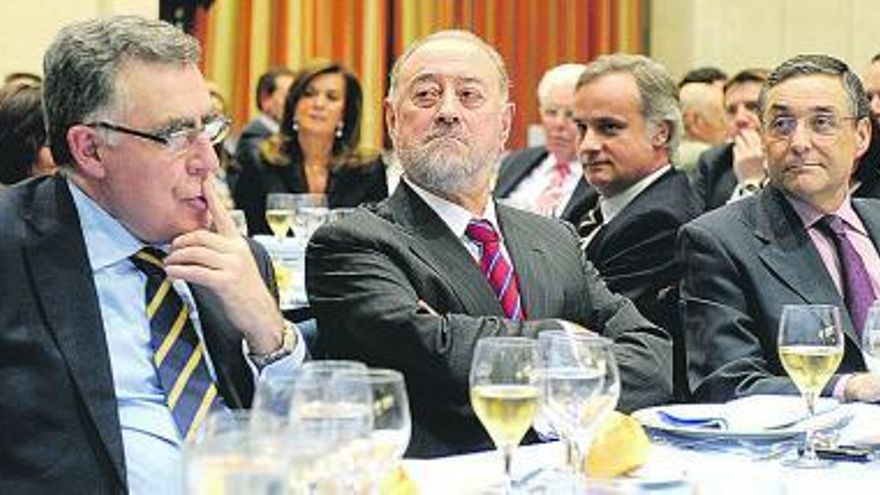 Gabino de Lorenzo, entre Ignacio Vidau, presidente del Tribunal Superior de Justicia, a la izquierda, y el fiscal jefe, Gerardo Herrero. A la derecha, los asistentes al acto. nacho orejas