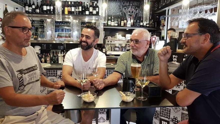 Toño, Manuel, &quot;Kinote&quot; y Gonzalo, cuatro de los asiduos en las partidas de &quot;chinos&quot;. // Iñaki Abella