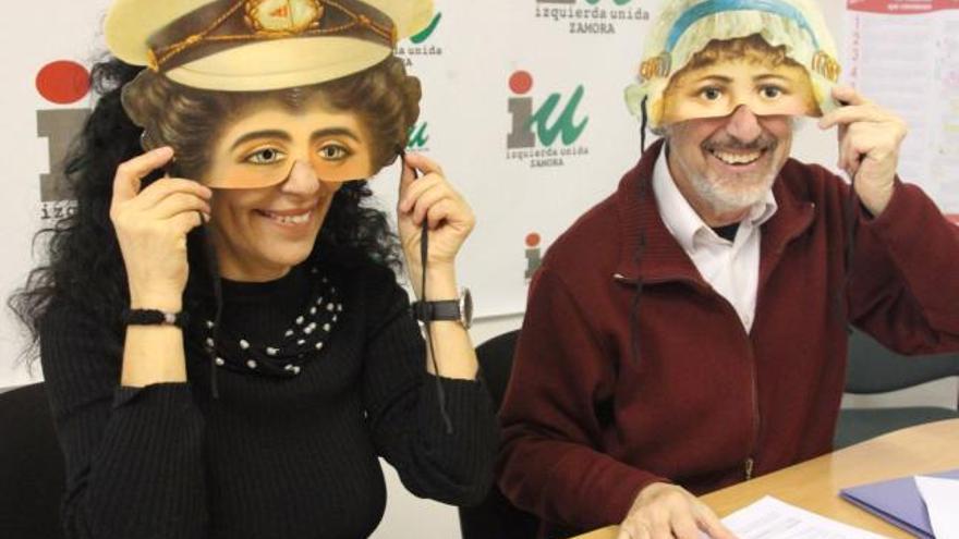 Laura Rivera y Francisco Guarido, con máscaras, presentan la cena.