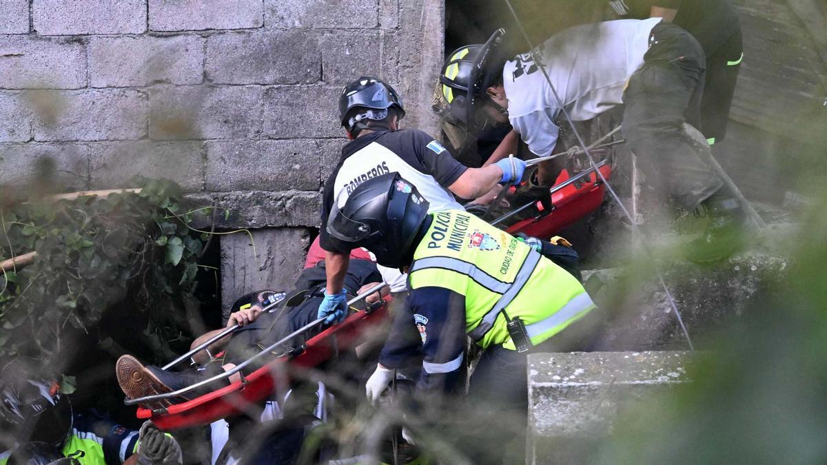 Integrantes de organismos de socorro trabajan en la zona del accidente de un autobús, que cayó en un río de aguas residuales en la Ciudad de Guatemal