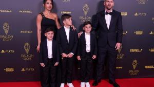 Messi, en la alfombra del Balón de Oro del pasado lunes junto a su mujer y sus hijos