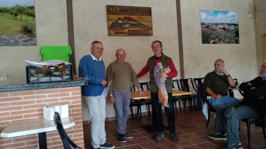 Uno de los ganadores recibe un jamón como premio.