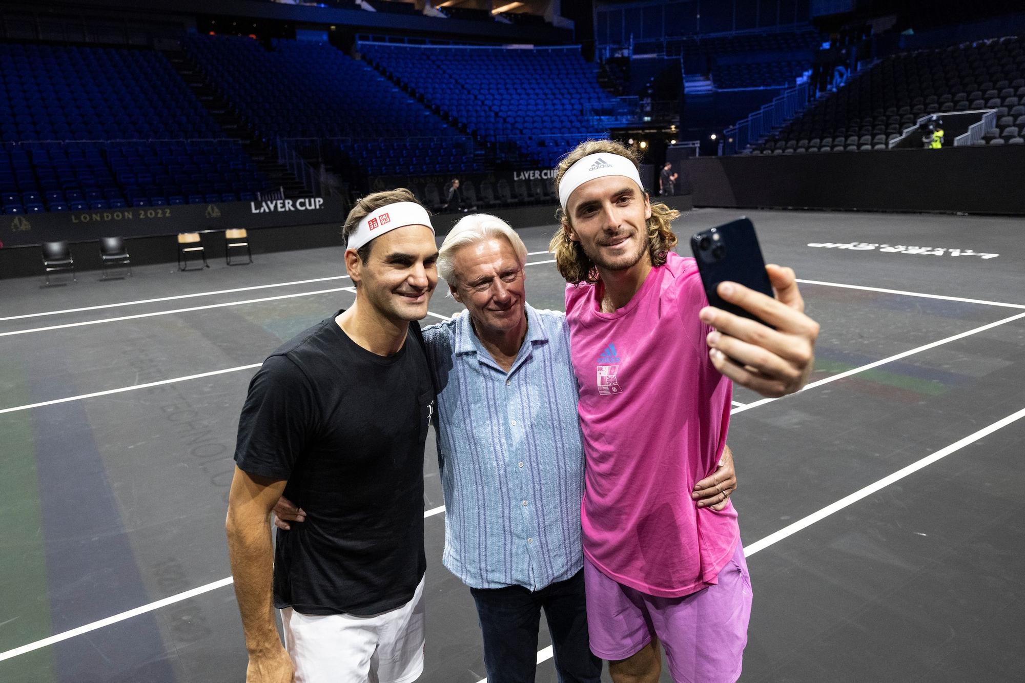 Roger Federer regresa a las pistas de tenis tras retirarse