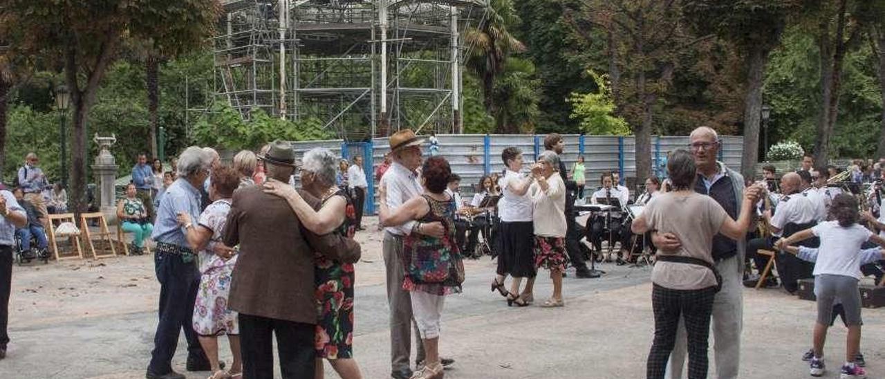 Una actuación de la Banda de Música junto al kiosco, durante los Bailes del Bombé.