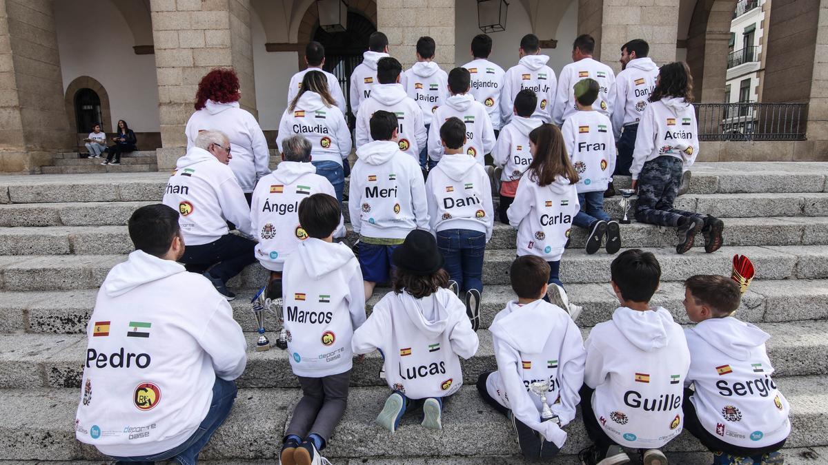 Jugadores del Club Castra Cáceres Patrimonio de la Humanidad con sus camisetas personalizadas.