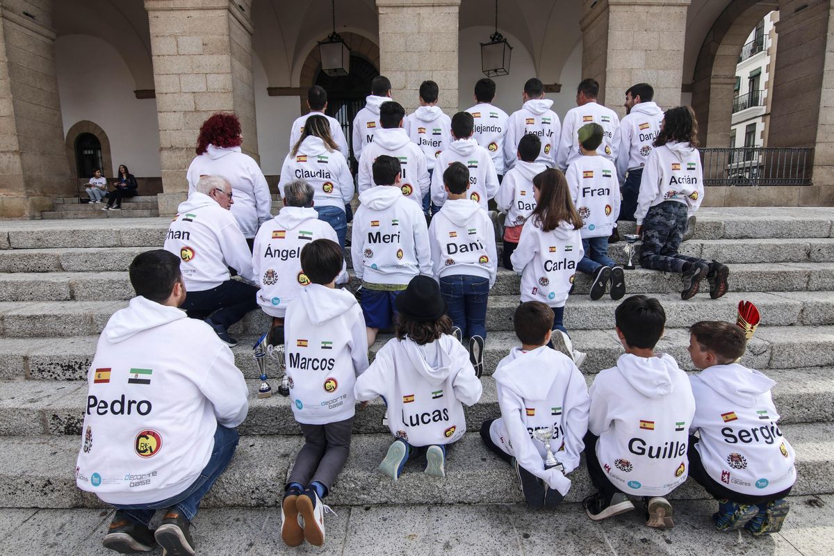 Jugadores del Club Castra Cáceres Patrimonio de la Humanidad con sus camisetas personalizadas.